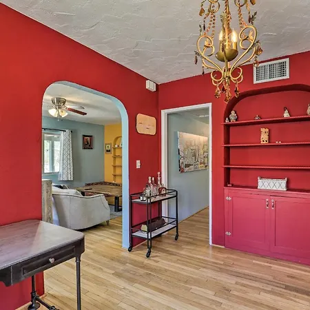 Vibrant Tucson Home, Walk To U Of A & Dining!-2